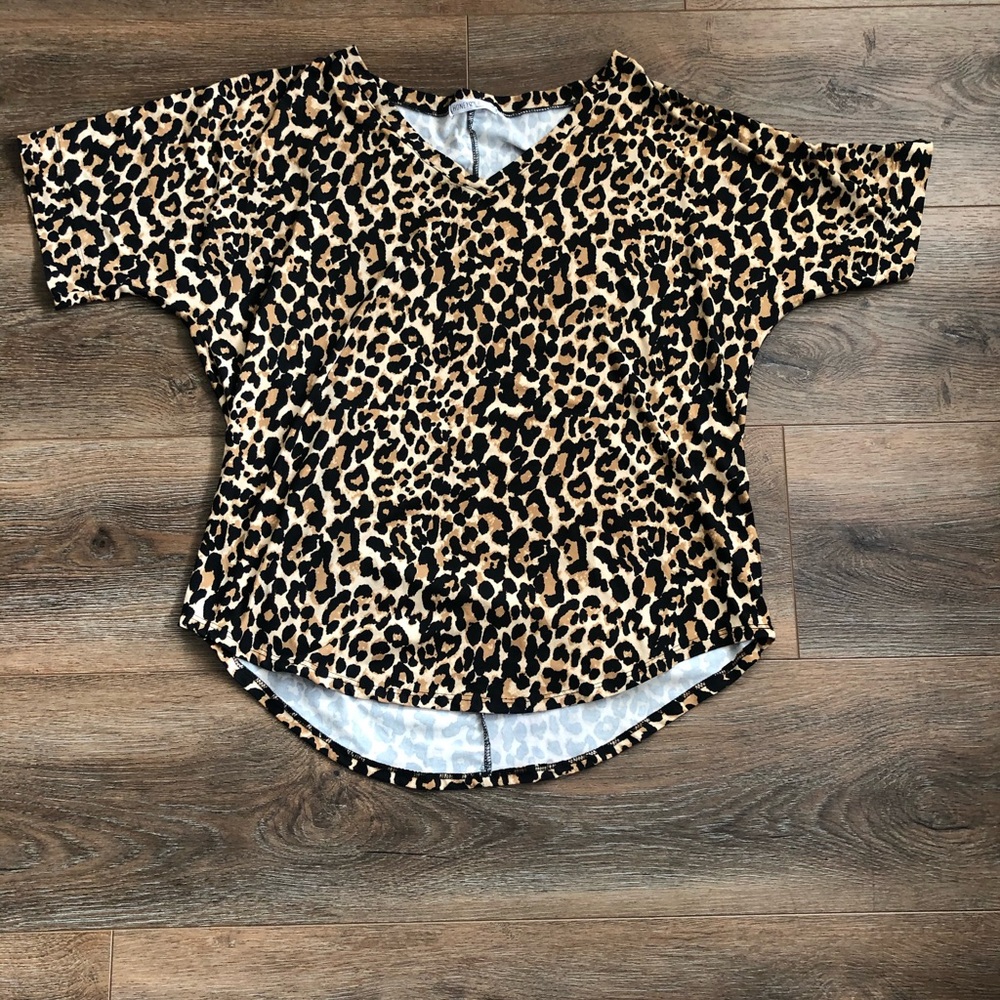 Short sleeve leopard top